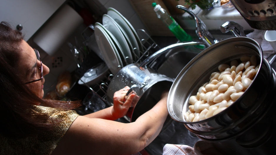 Participants for the League of Kitchens are expected to help instructors clean dishes. Participants for the League of Kitchens are expected to help instructors clean dishes.
