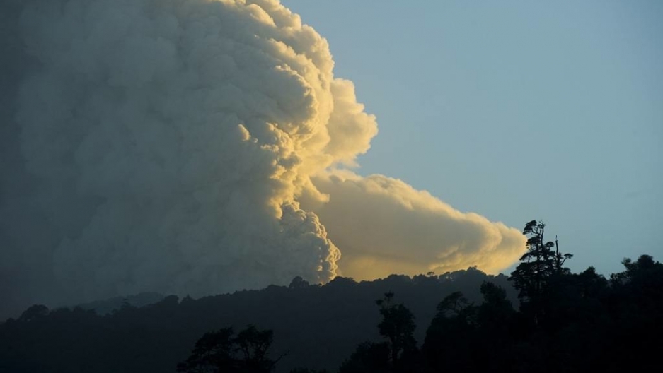 Chilean volcano ash cloud continues to billow (PHOTOS) | The World from PRX