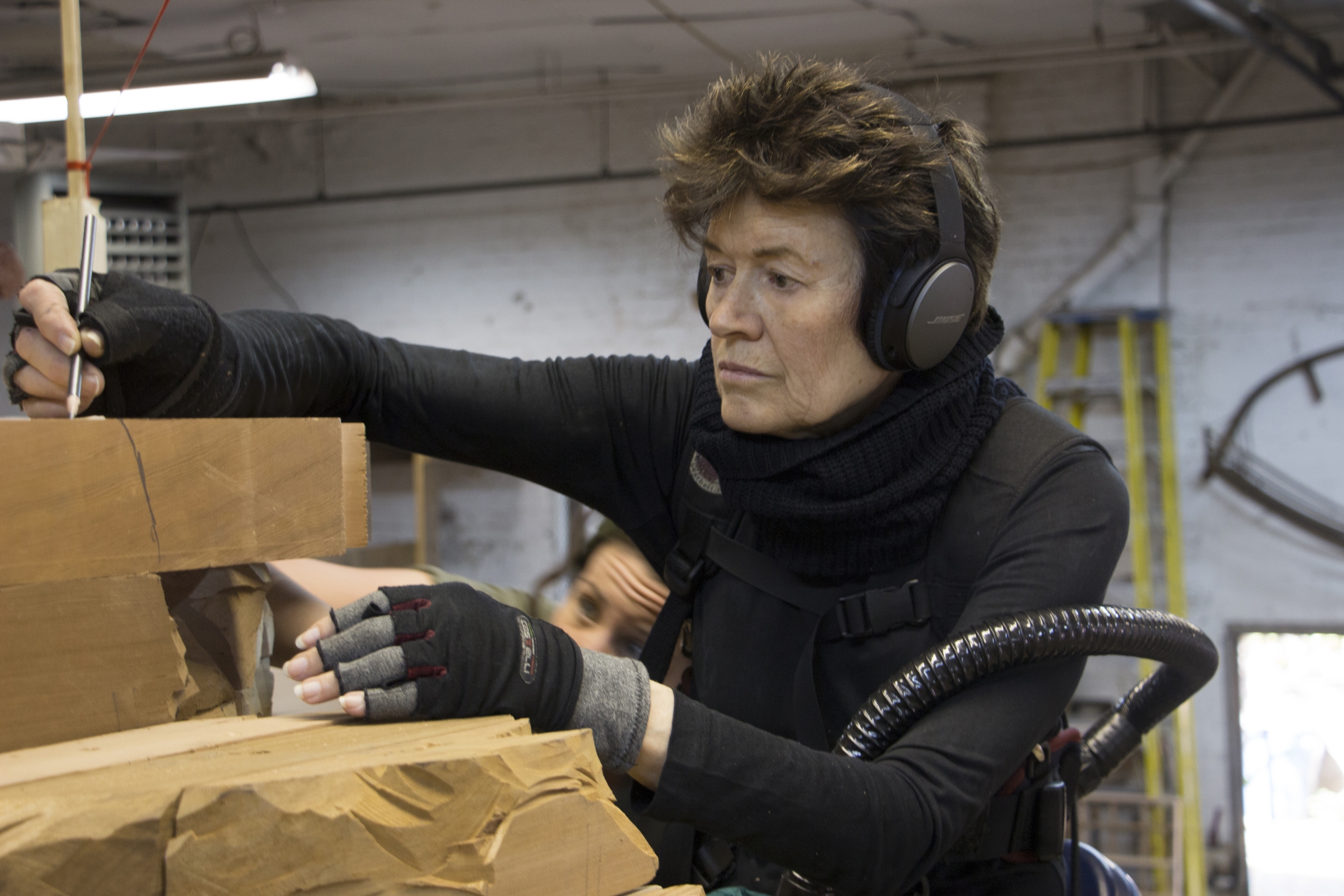 Ursula von Rydingsvard working on “Z BOKU,” 2017. Ursula von Rydingsvard working on “Z BOKU,” 2017.