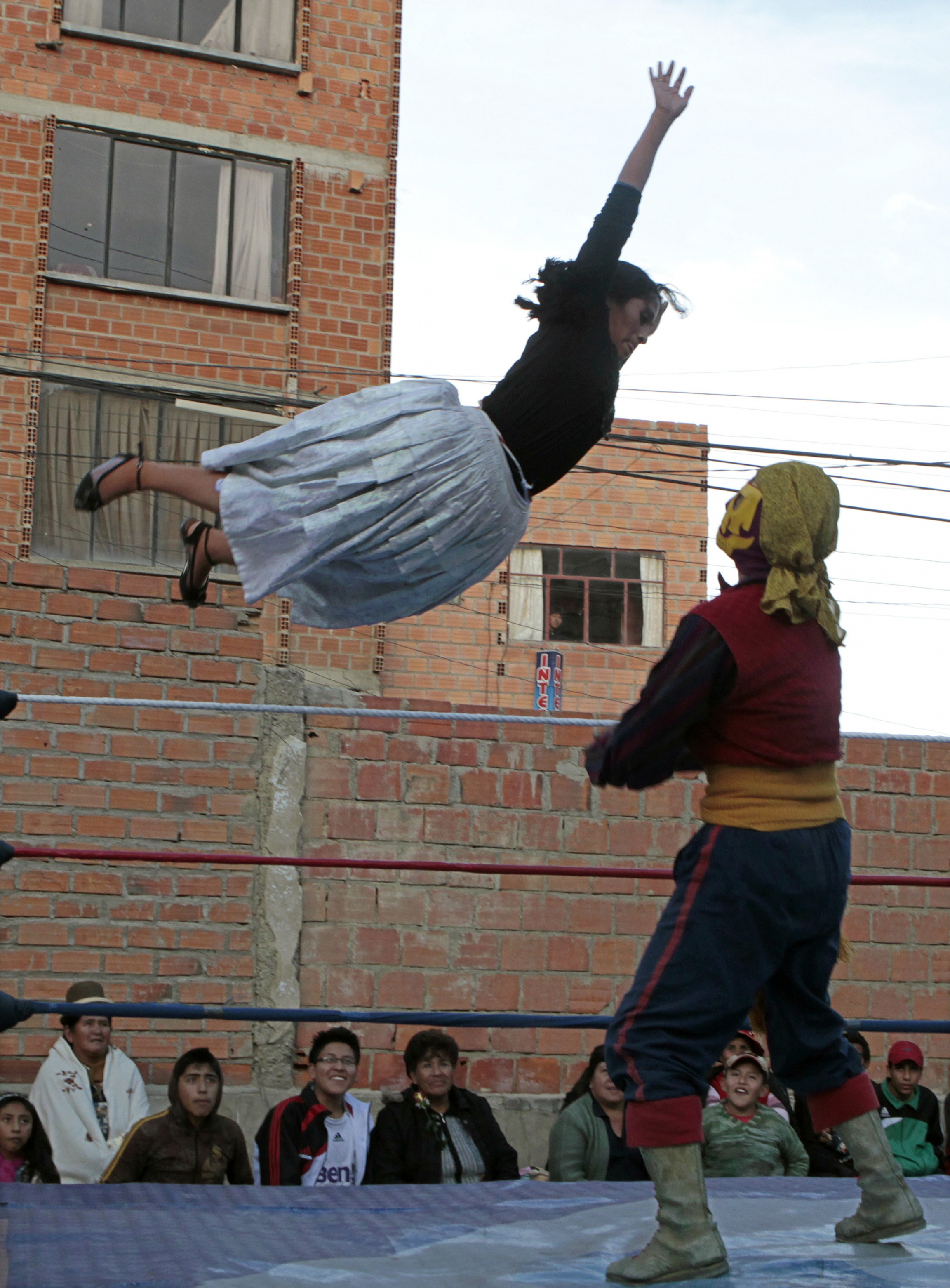 How Indigenous women revolutionized Bolivian wrestling | Public Radio ...