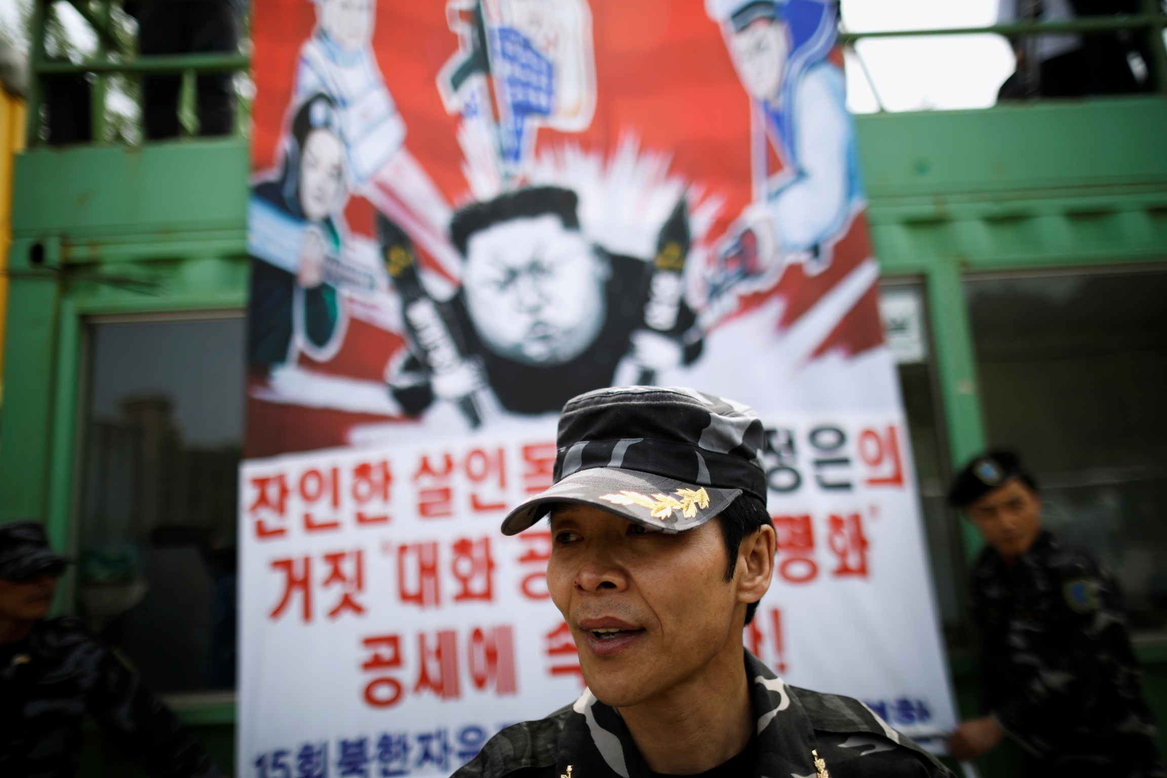 A North Korean defector, a member of an anti-North Korea civic group, prepares to release balloons containing leaflets denouncing North Korean leader Kim Jong-un, near the demilitarized zone in Paju, South Korea, May 5, 2018. A North Korean defector, a member of an anti-North Korea civic group, prepares to release balloons containing leaflets denouncing North Korean leader Kim Jong-un