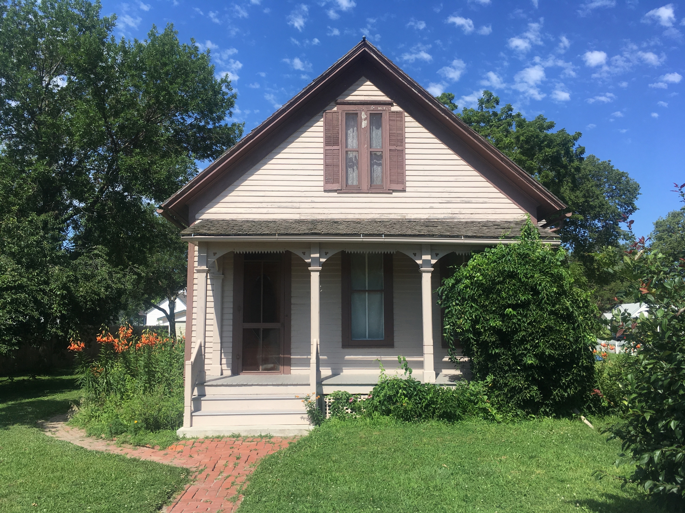 Willa Cather’s childhood home, now the Willa Cather Pioneer Memorial, in Red Cloud, Nebraska. Willa Cather’s childhood home, now the Willa Cather Pioneer Memorial, in Red Cloud, Nebraska.