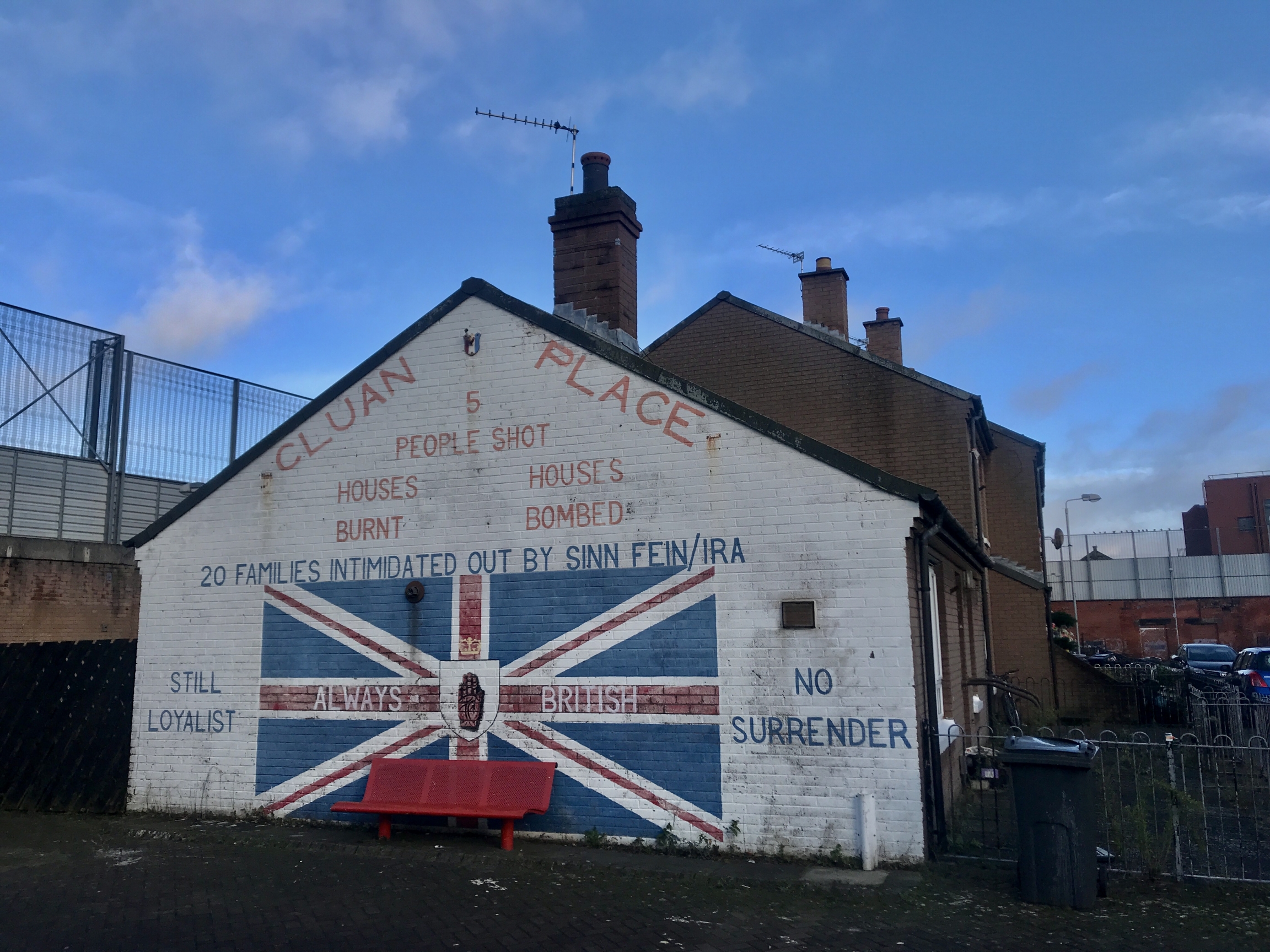 Un lato di una casa è dipinto con i colori e il messaggio lealisti britannici.