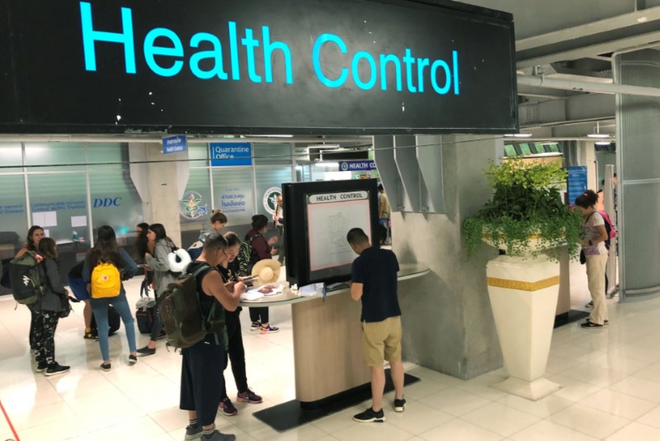 Tourist line up in a health control at the arrival section at Suvarnabhumi international airport in Bangkok, Jan. 19, 2020. Tourist line up in a health control at the arrival section at Suvarnabhumi international airport in Bangkok, Jan. 19, 2020.