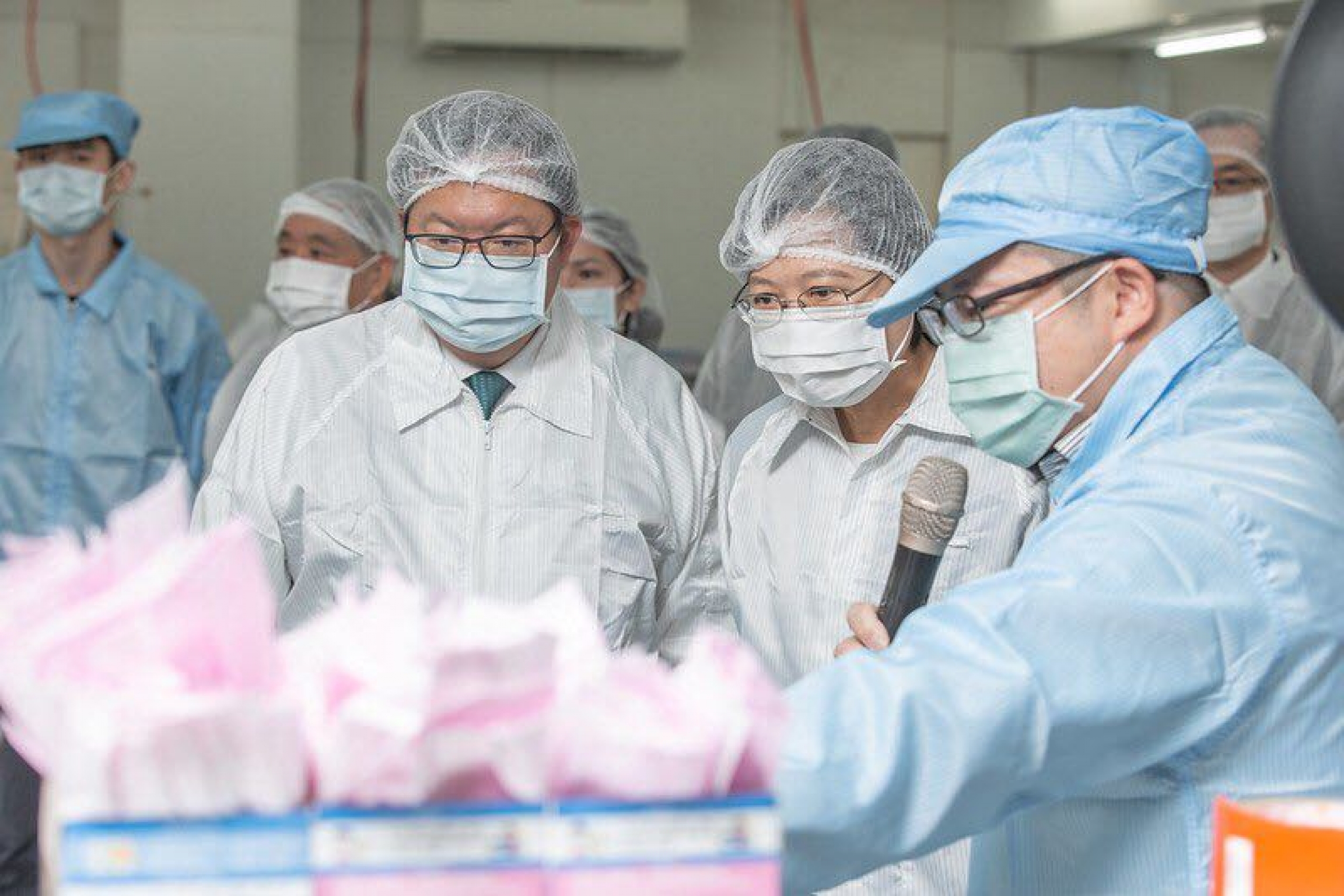Taiwanese President Tsai Ing-wen (second from right) visited a mask manufacturing plant in Taoyuan, Taiwan, on March 9, 2020. Taiwanese President Tsai Ing-wen (second from right) visited a mask manufacturing plant in Taoyuan, Taiwan, on March 9, 2020.