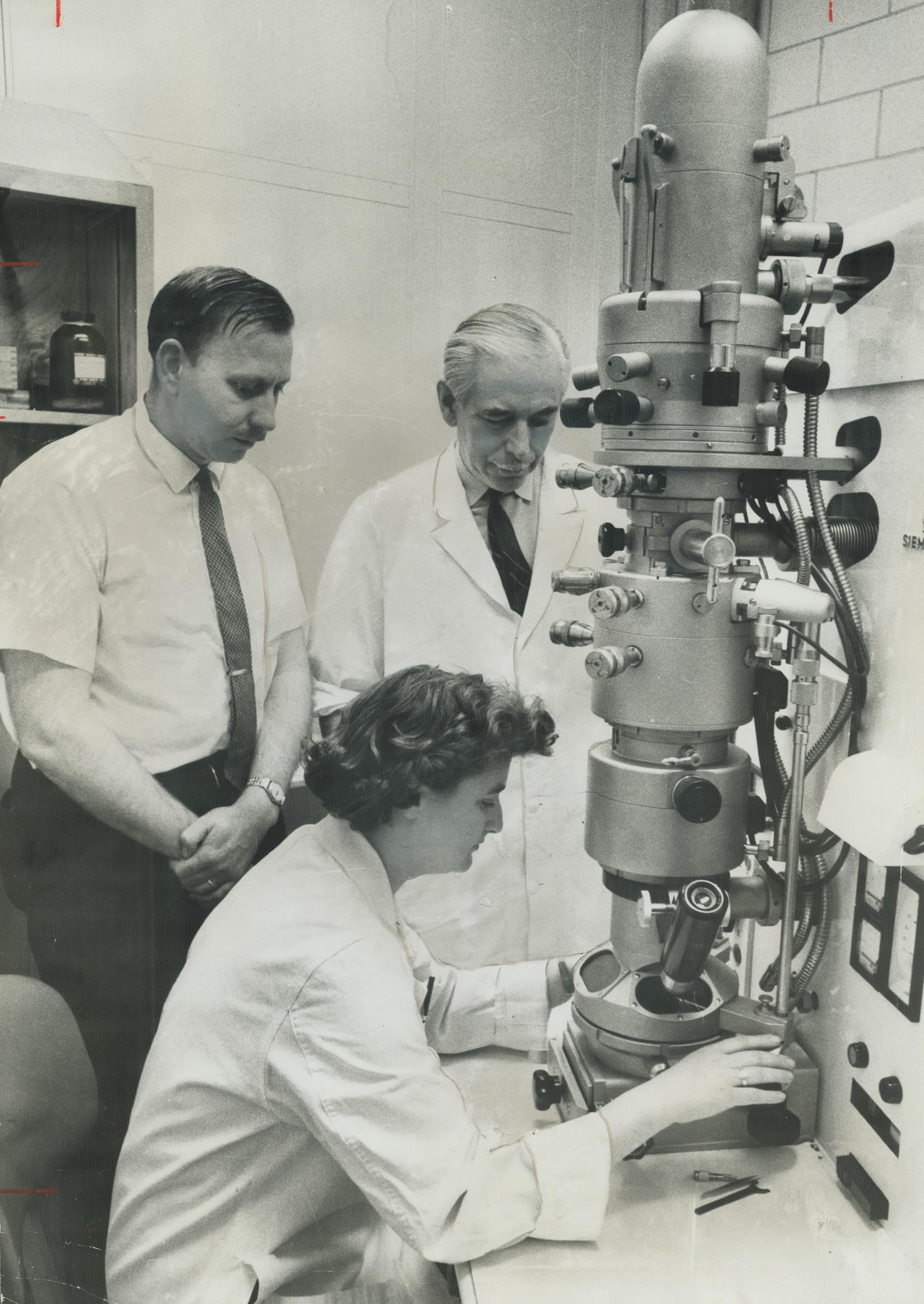 June Almeida at the electron microscope at the Ontario Cancer Institute in Toronto in 1963. June Almeida, Scotish virologist looks into an electron microscope.