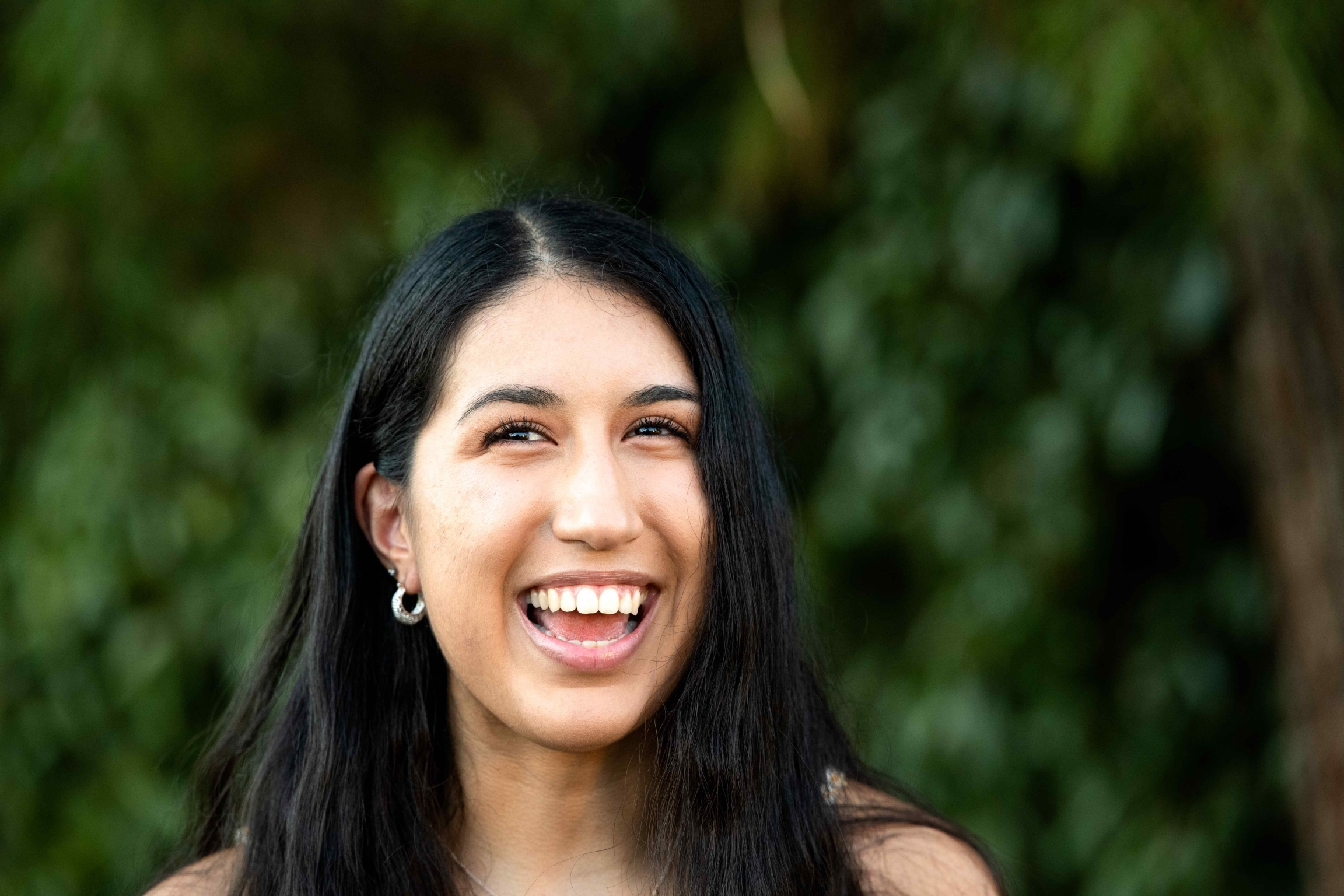 Adela Diaz, parte de la población latina en rápido crecimiento en Arizona, dice que la pandemia de coronavirus ha traído una nueva urgencia a su carrera de salud pública. Casi un cuarto de los votantes en Arizona son latinos. Una joven sonrie mientras posa para una foto.