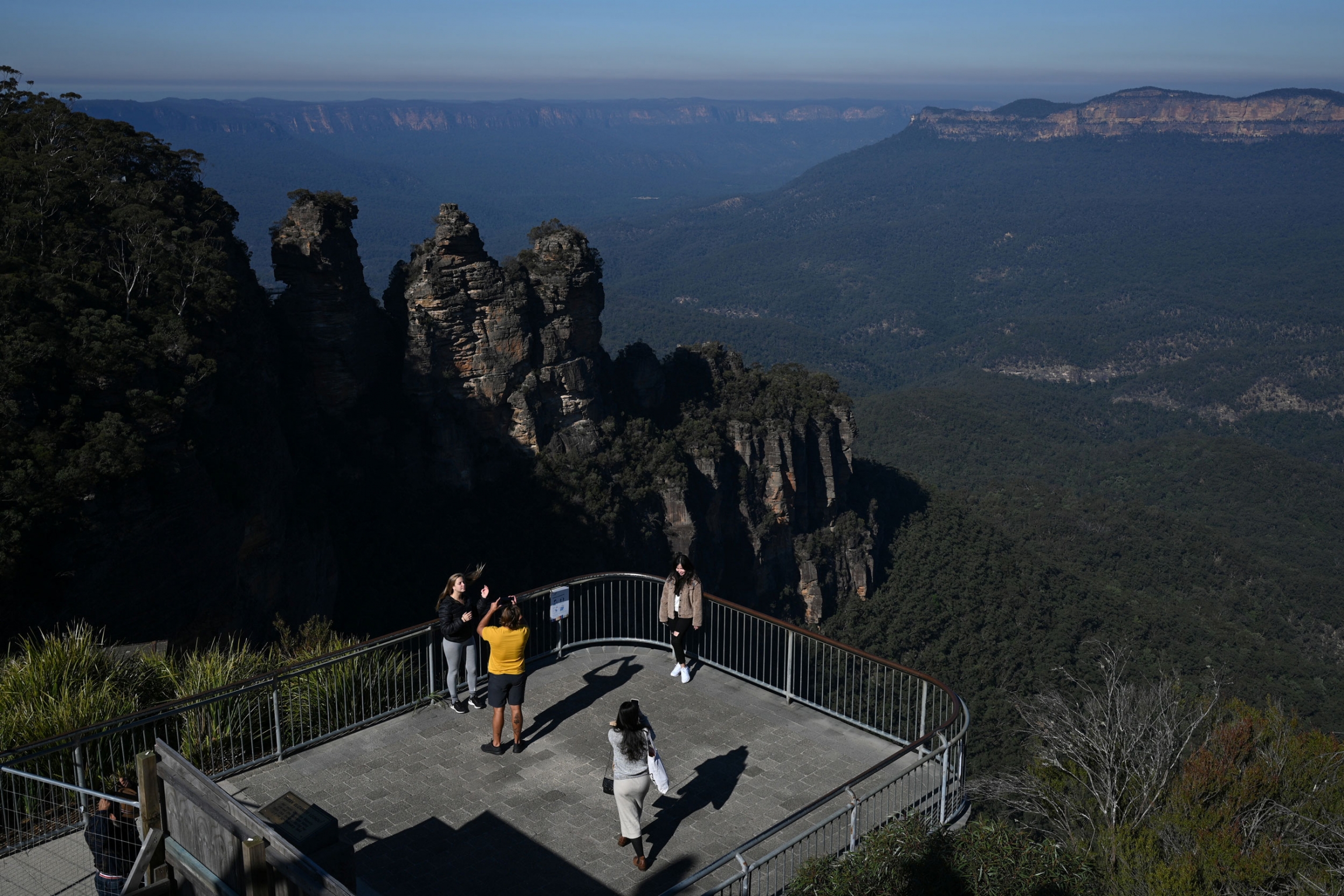 Blue Mountains National Park Tourists pose in front of a rock formation
