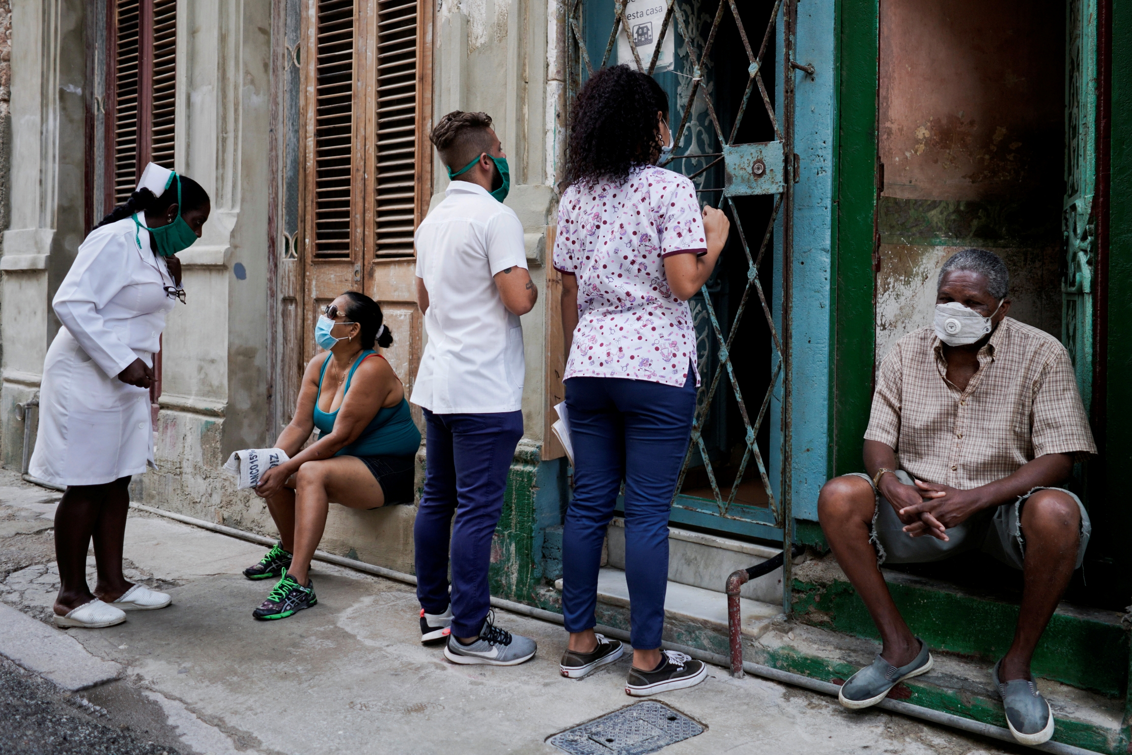 Medical students check door-to-door for people with symptoms amid concerns about the spread of the coronavirus disease (COVID-19), in downtown Havana, Cuba, May 11, 2020. Medical students check door-to-door for people with symptoms amid concerns about the spread of the coronavirus disease (COVID-19), in downtown Havana, Cuba, May 11, 2020.