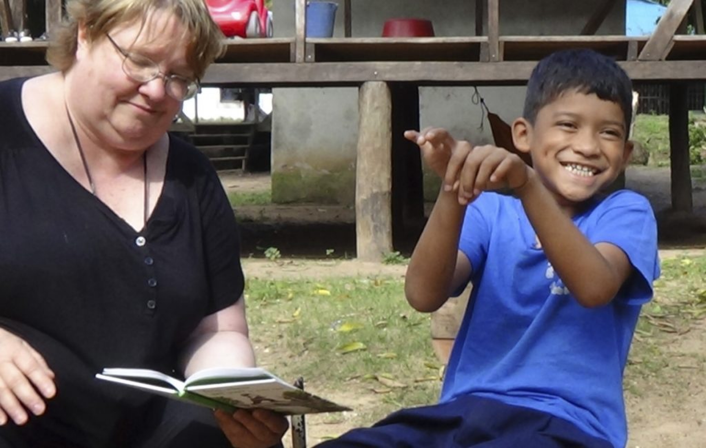 Shows Judy Shepard-Kegl and an NSL signer in Bilwi, Nicaragua. Shows Judy Shepard-Kegl and an NSL signer in Bilwi, Nicaragua.