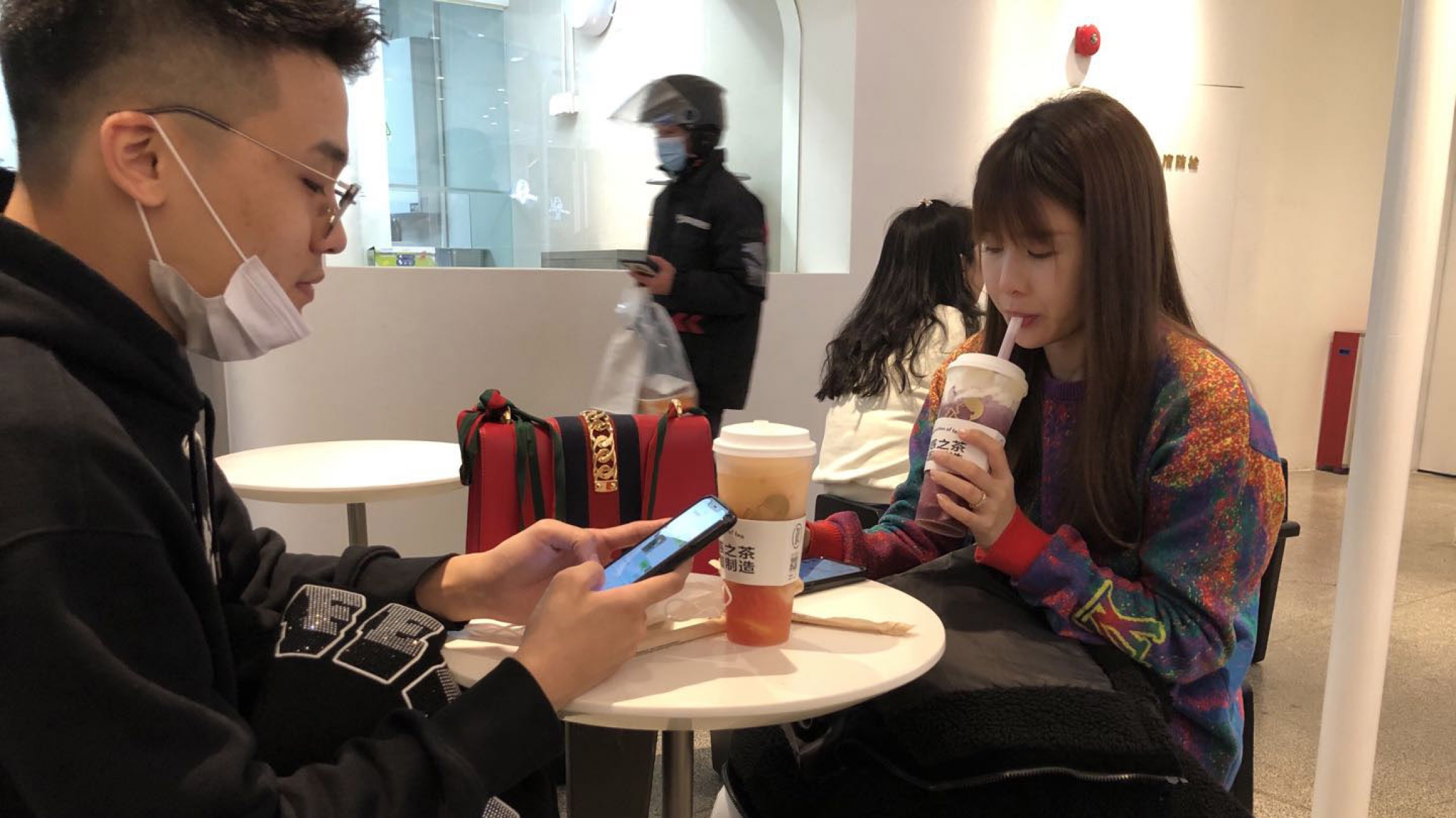 When China banned plastic straws in restaurants this year, bubble-tea fans were not happy. Two people enjoy bubble tea.