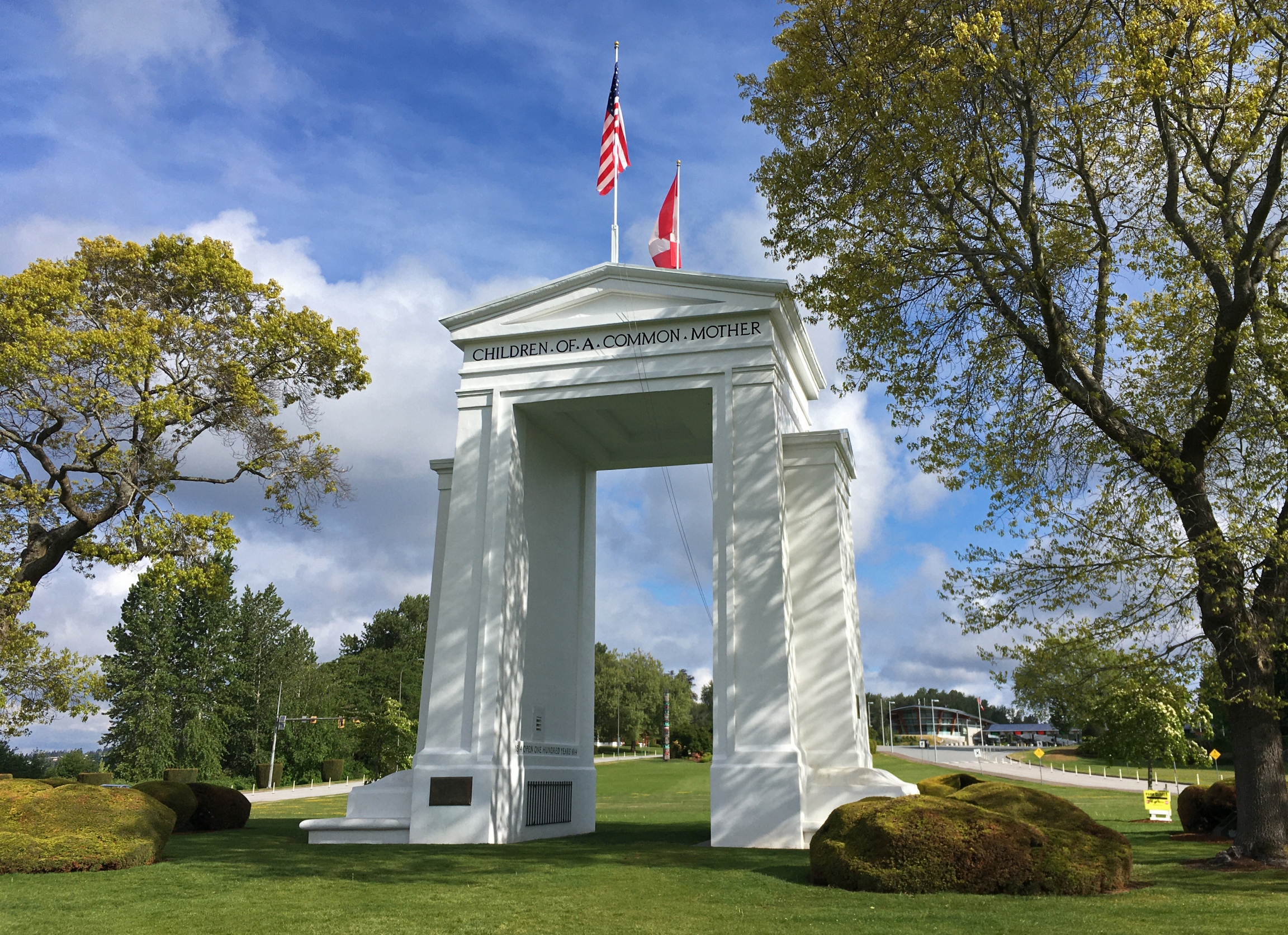 Peace Arch straddles the US-Canada border in Blaine, Washington, and Surrey, British Columbia. Peace Arch straddles the US-Canada border in Blaine, Washington, and Surrey, British Columbia.