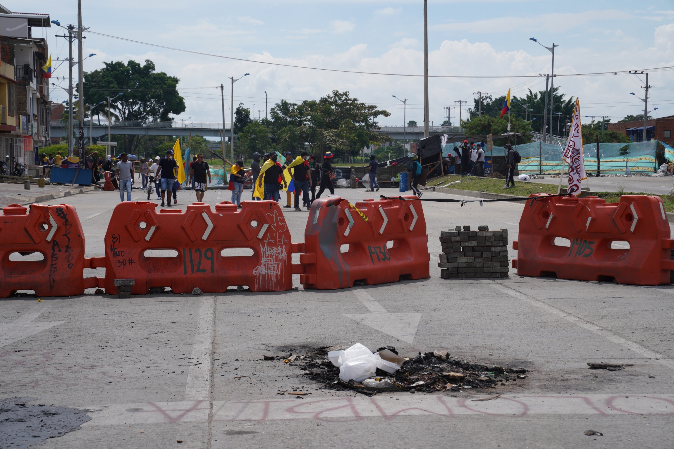 The main road leading into Cali’s Calipso neighborhood has been blocked by protesters. The main road leading into Cali’s Calipso neighborhood has been blocked by protesters.