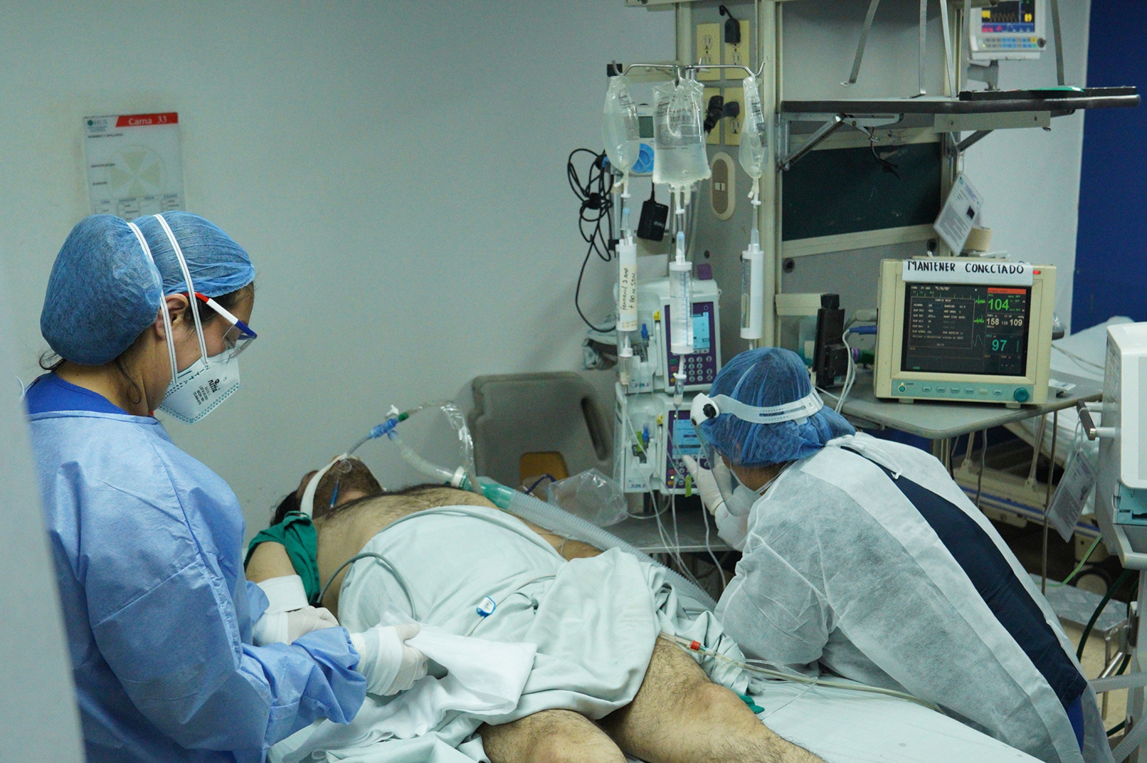 Nurses take care of a patient that is on artificial ventilation at the Samaritana hospital's ER room. Staff at the ER have had to take on new tasks as the hospital's ICU units remain full Nurses take care of a patient that is on artificial ventilation at the Samaritana hospital's ER room. Staff at the ER have had to take on new tasks as the hospital's ICU units remain full.