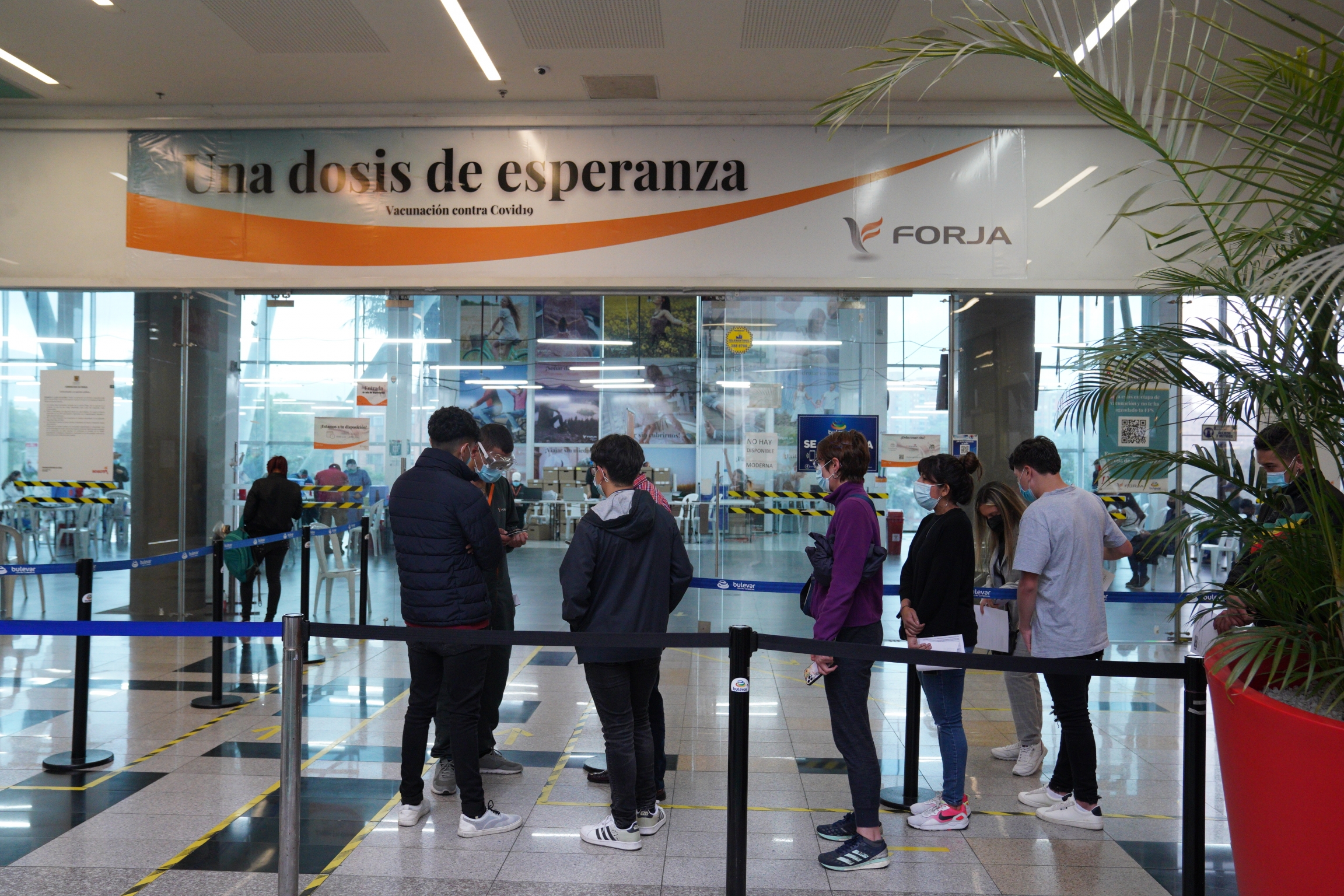 People line up outside a vaccination center in Bogota, Colombia on Sept 22. People line up outside a vaccination center in Bogota, Colombia on Sept 22.