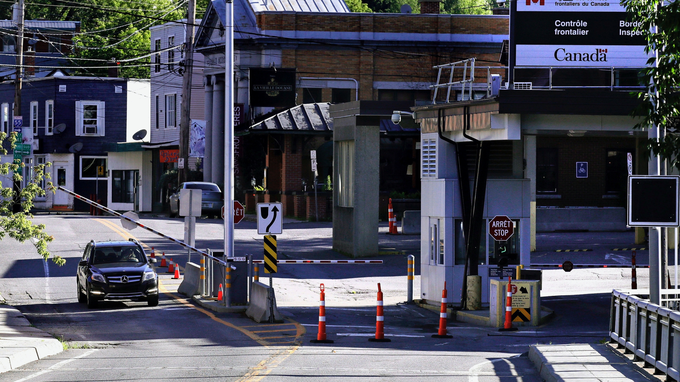 A vehicle in Canada waits for a gate to rise while crossing into Derby Line, Vt. from Stanstead, Quebec, July 11, 2018. A vehicle in Canada waits for a gate to rise while crossing into Derby Line, Vt. from Stanstead, Quebec, July 11, 2018.