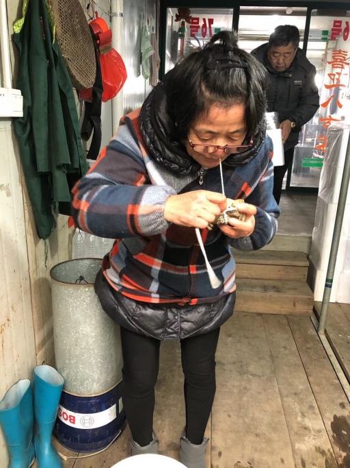 Wu Quanying wraps a hairy crab. Wu Quanying wrapping a hairy crab