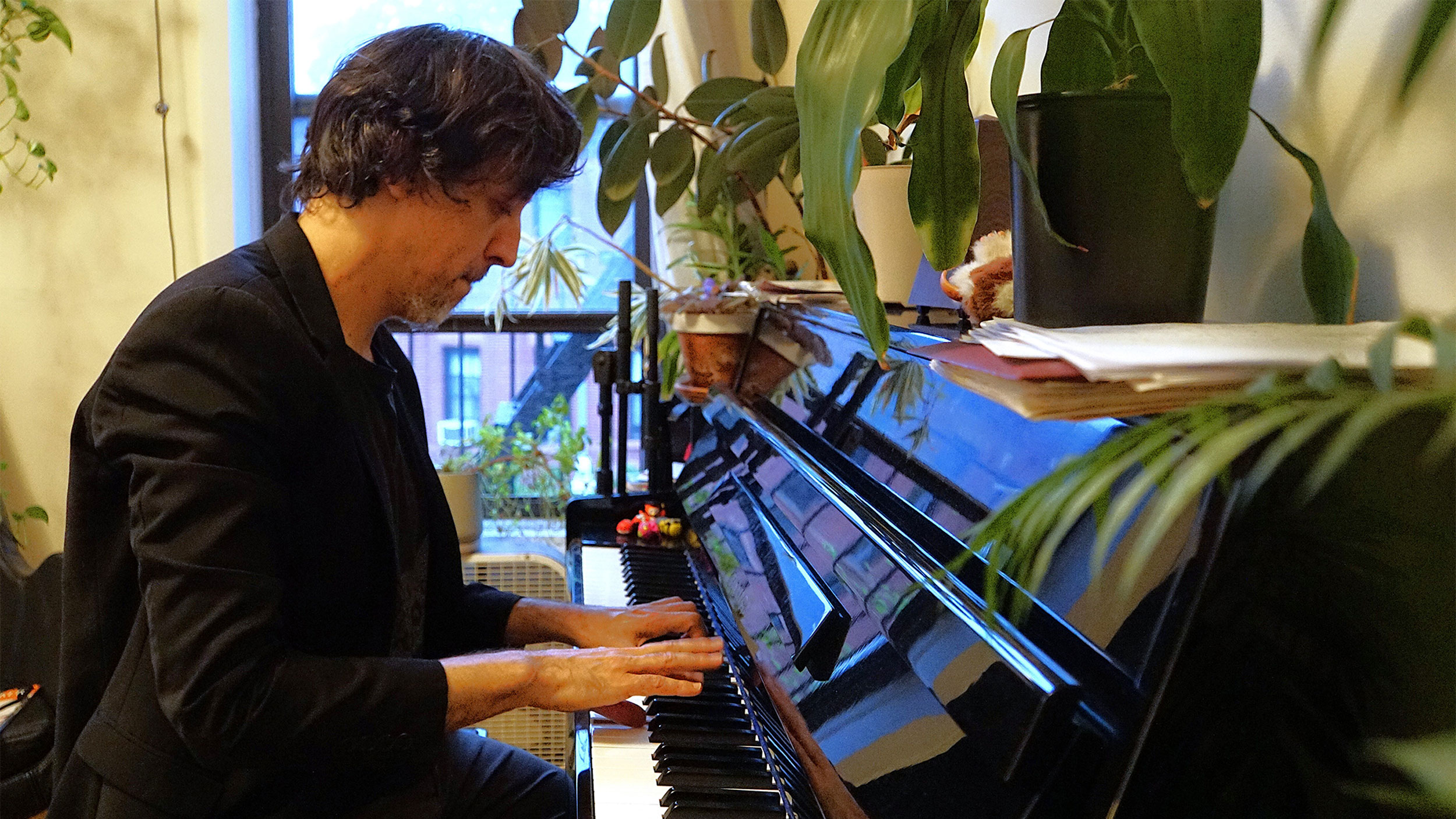 Ukrainian jazz pianist pays homage to the fallen