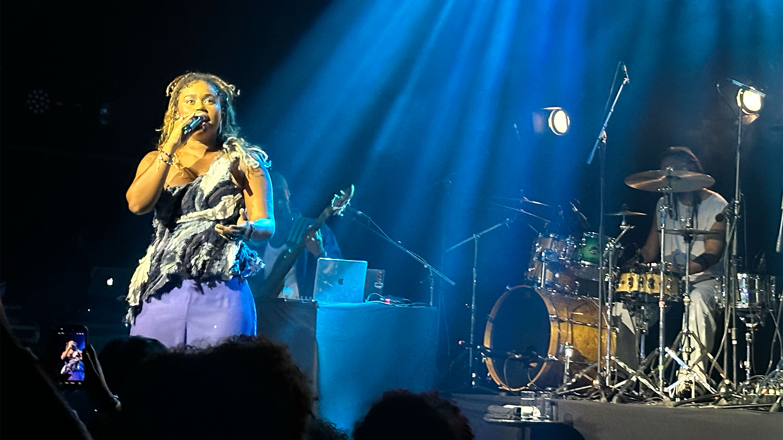 A new voice from Bahia sings about LGBTQ love and philosophy