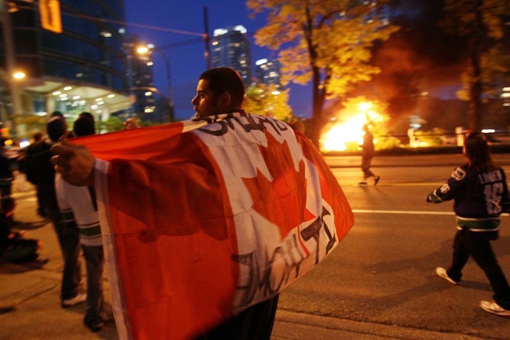 Vancouver fans riot in streets after 4-0 loss to Boston Bruins in Game ...